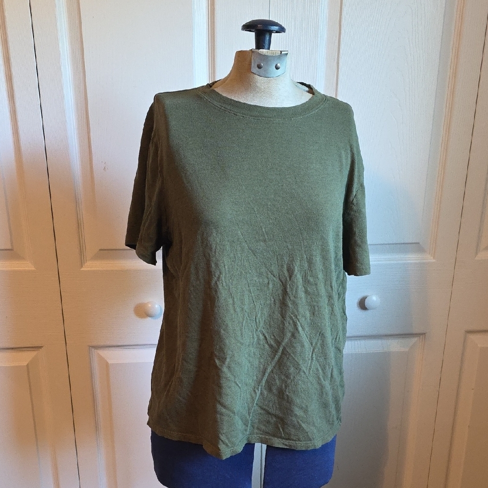 SEASON END SPECIAL New Day T-Shirt Crew Neck Short Sleeve Green EUC Size Medium